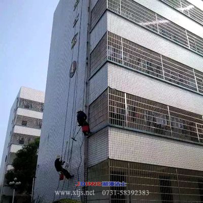 注重細節(jié)，認真抓好高空外墻清洗的安全工作