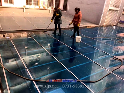 湘潭建設(shè)路口商場(chǎng)玻璃頂棚清潔衛(wèi)生